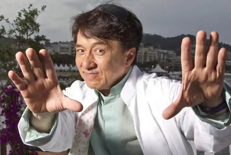 69岁成龙大哥打拳,气势不输自己少年时_表演_功夫_魅力