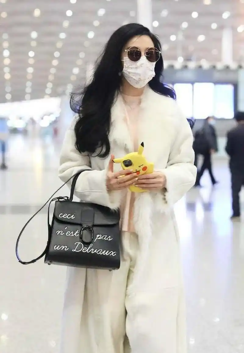 被范冰冰的"街拍时尚"惊艳,穿毛绒大衣戴墨镜,像冷艳贵妇一般