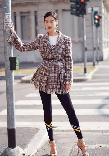 王鸥的气质没得说穿格纹西装配腰带长筒靴显瘦效果太明显