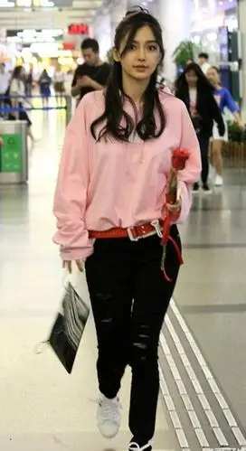 近日,路人拍到angelababy逛街的照片,身穿粉色卫衣以及破洞紧身裤的