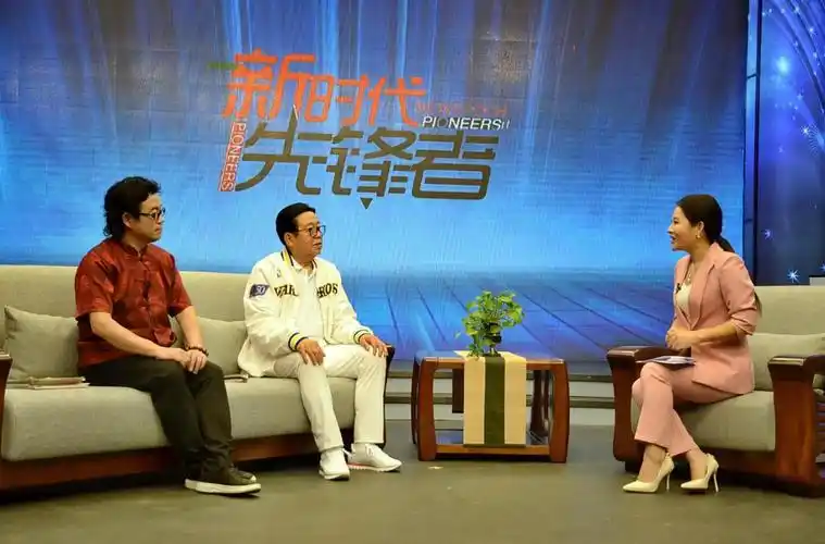 访谈节目《新时代先锋者》之延柱善行续大爱 洪才书画写春秋