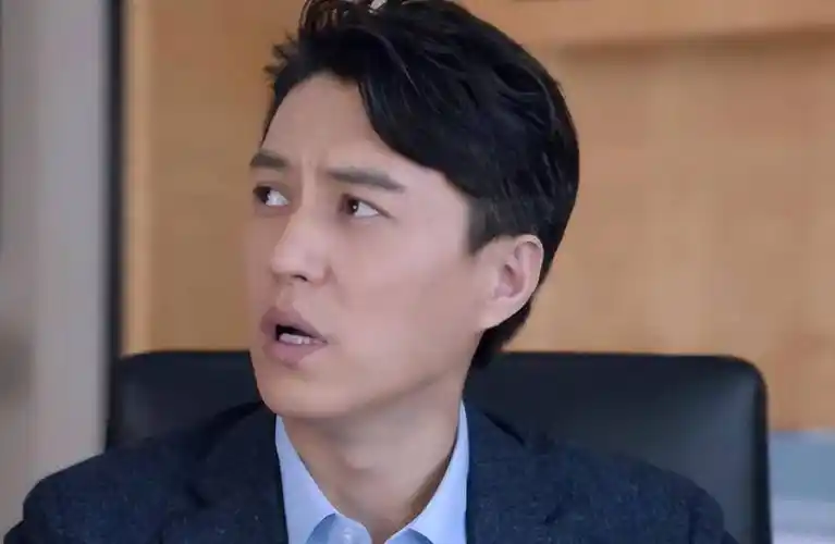 全程摇头晃脑,表情狰狞,靳东带来"国家一级演员"教科书式演技_表演