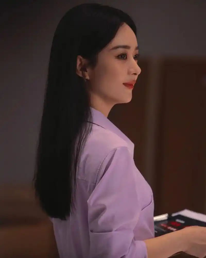 看惯了穿古装剧的赵丽颖,让我们看看穿职业装的赵丽颖