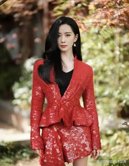 但也有一些女明星,她们即使到了四五十岁也可以像少女一样,刘诗诗就是