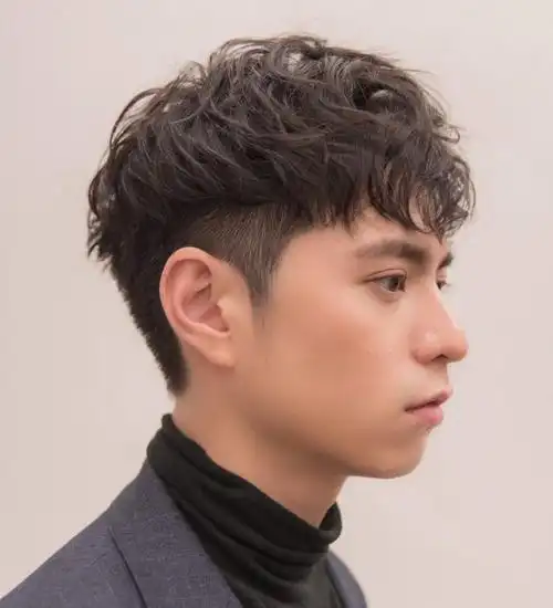 适合类型:头发较长,喜欢尝试不同风格的男生如果说括号刘海是韩国男团