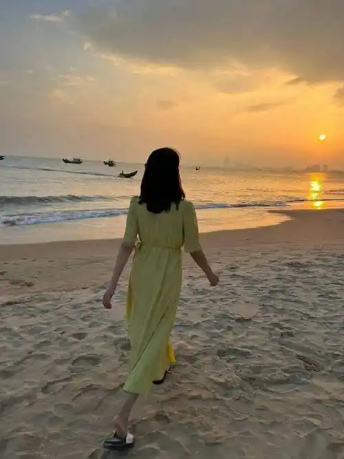 高圆圆海边游玩不忘宣传新剧穿黄裙迎晚霞