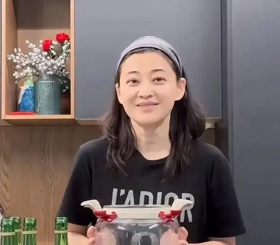 梅婷素颜变化大彻底认不出,戴少女发箍却像农家大婶,尤其是脸!