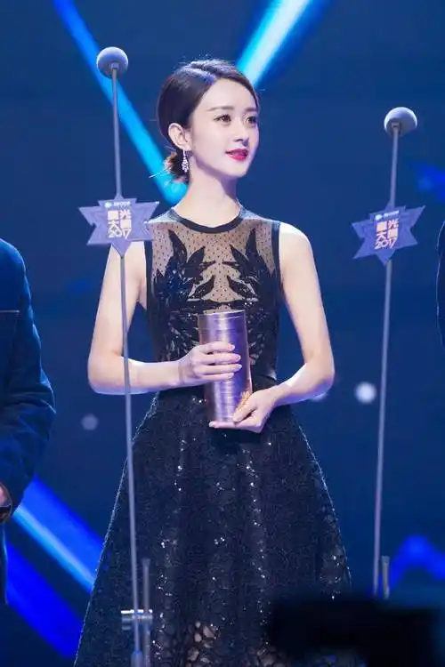 85后翘楚小花赵丽颖时尚芭莎一黑一白造型,尽显优雅,端庄,大气