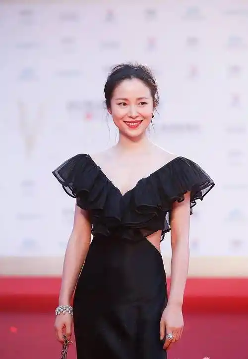 江一燕大秀美背,身材比例绝了!网友:侧颜无敌美_娱乐_明星_头条