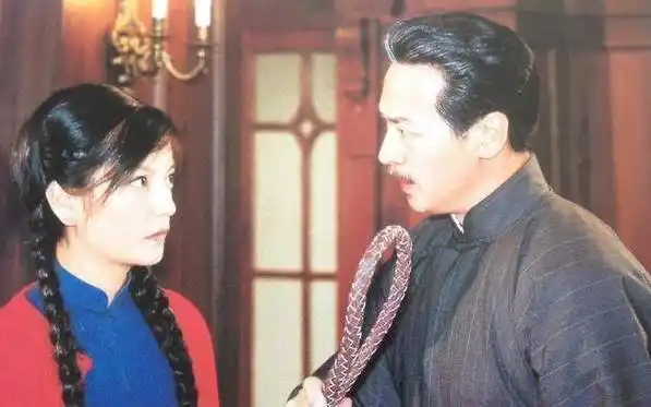 寇振海演陆振华娶9姨太,戏外2婚娶小21岁娇妻,54岁生?