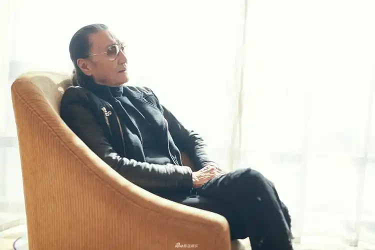 组图:81岁谢贤扎辫子带墨镜潮范儿十足 一身黑look身材超有型