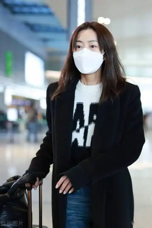 街拍:刘雯穿黑色大衣牛仔长裤气质出众走路带风