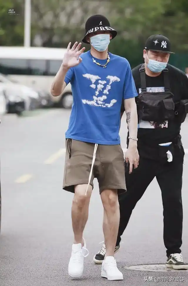 吴亦凡身穿蓝色t恤搭配棕青色抽绳裤,清爽的潮流boy