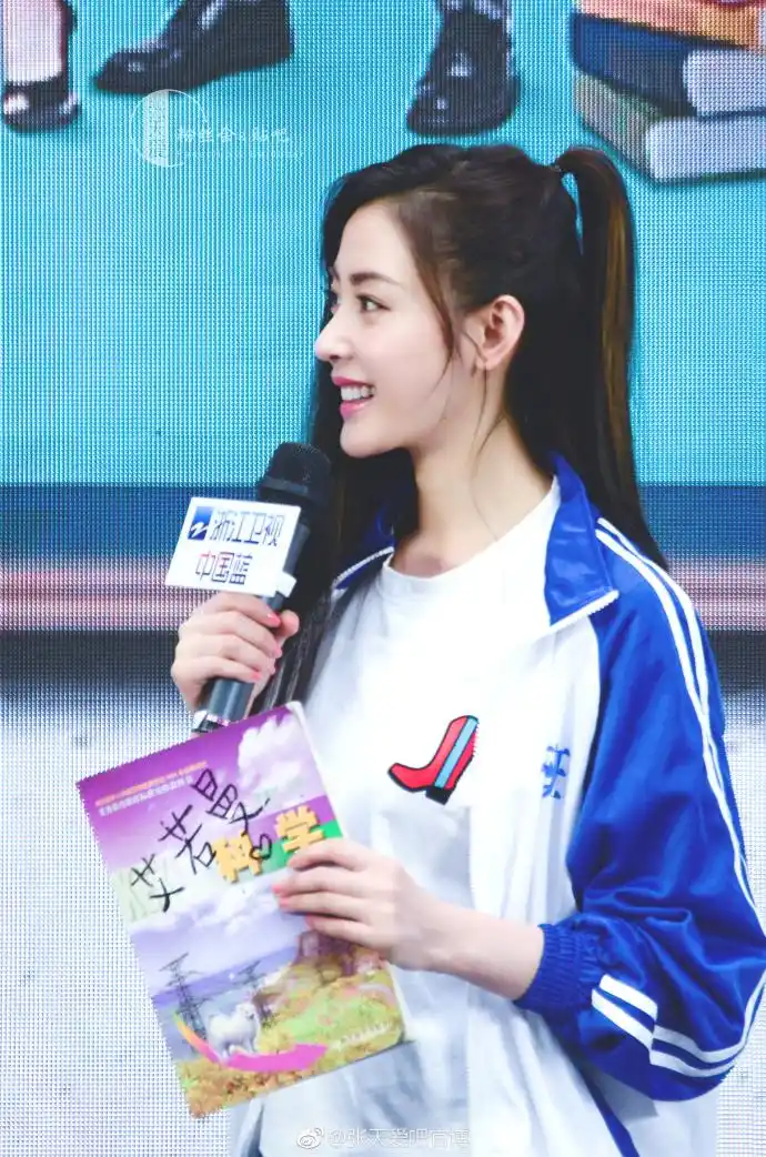 张天爱穿蓝白校服亮相《爱情进化论》开播发布会,俏皮十足好可爱