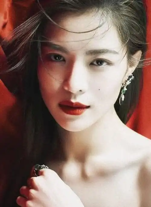 时光荏苒,演艺圈的新星如钟楚曦在其中崭露头角,用她出色的表演和坚韧