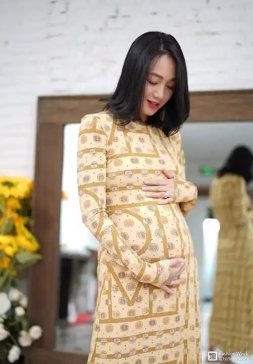 朱丹晒二胎大肚照庆生淡黄长裙温柔十足低头浅笑散发母性光辉