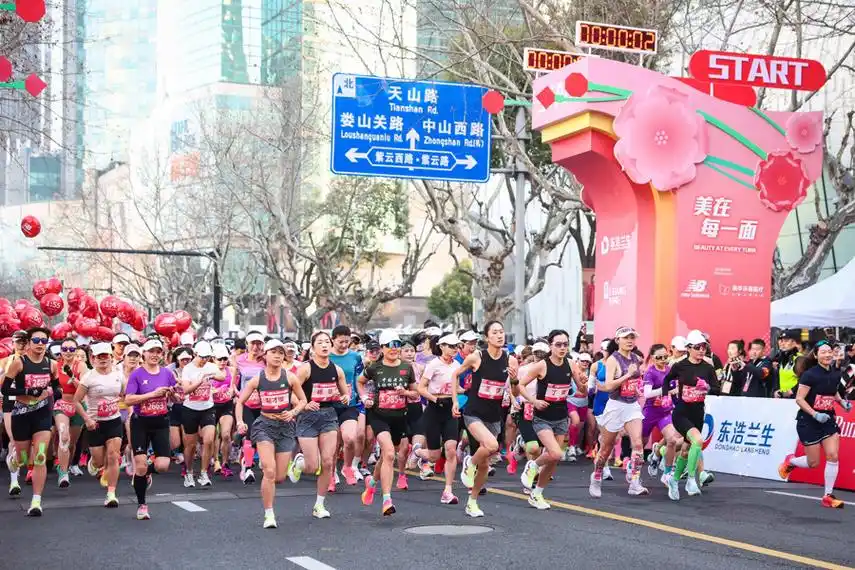 2024上海女子半程马拉松赛今晨在长宁鸣枪起跑,5800名女性跑者迎着
