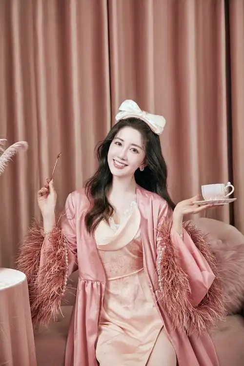 陈欣予最新睡衣写真慵懒优雅化身猫系公主