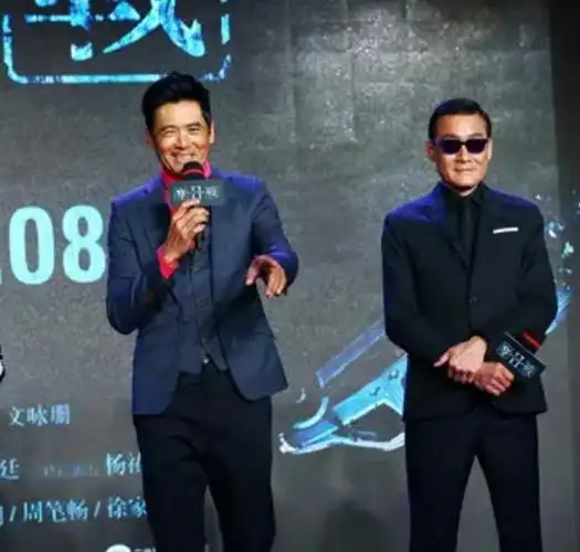 周润发与香港娱乐圈十位男星的合照,大家觉得谁的身高最真实?