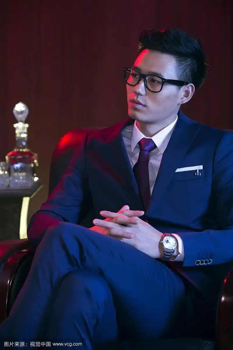 坐在沙发上戴眼镜的商务男士