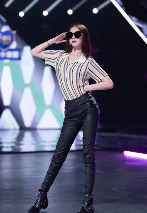 164cm孟美岐皮裤造型,穿出180cm气场,时髦范十足_黑色_线条_时尚