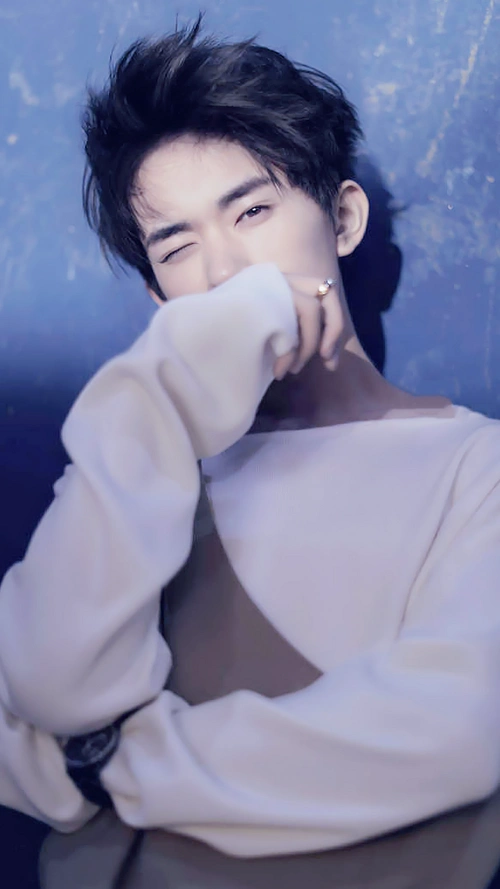 易烊千玺帅气写真高清手机壁纸图片