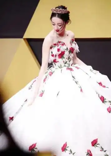 迪丽热巴出席星光大赏,一身玫瑰长裙走红毯,就像童话里的公主!