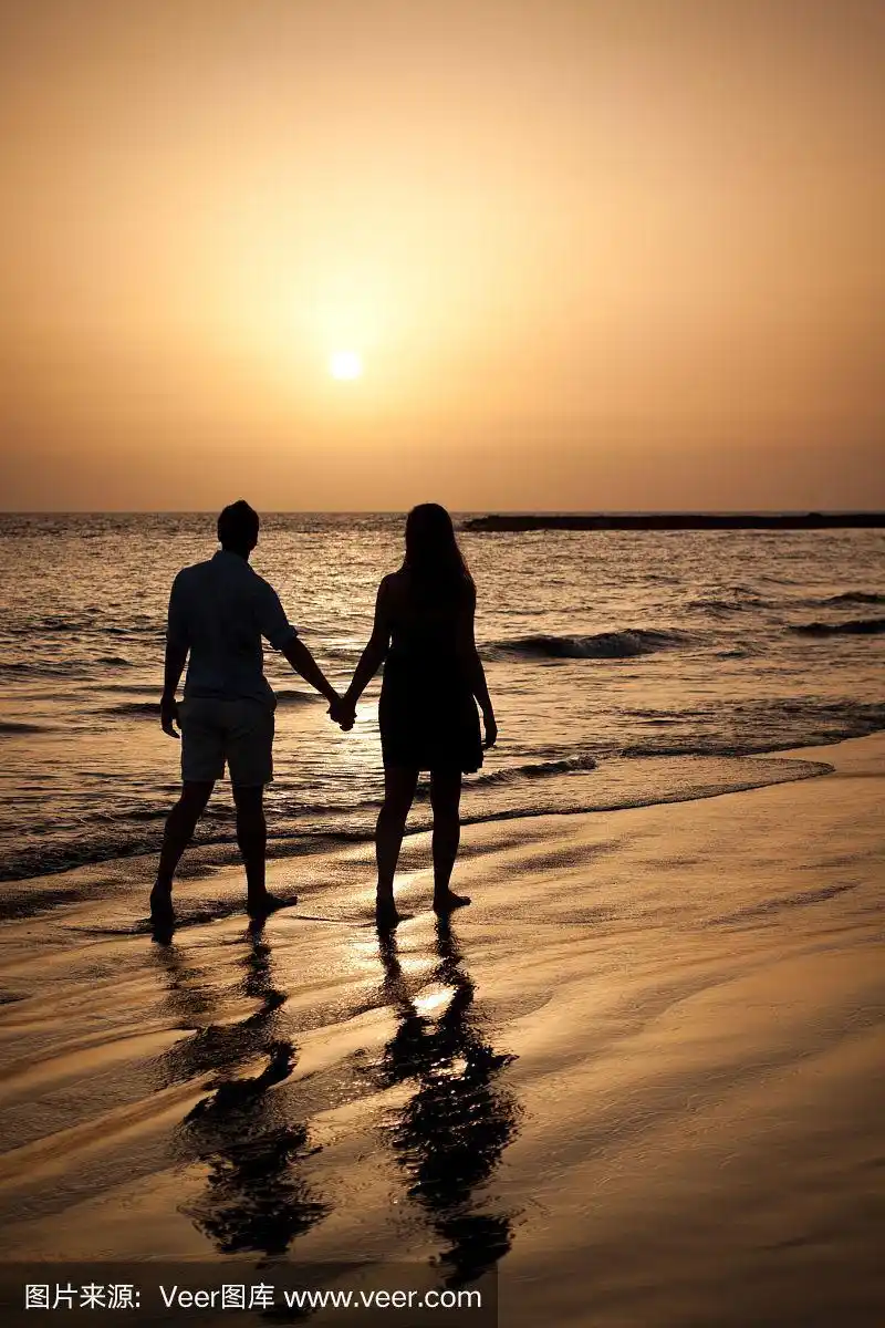 一对情侣在海边散步