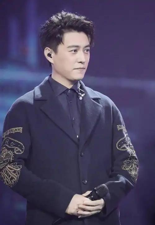 靳东参加两会他身份好厉害穿蓝色西装帅气儒雅真像个老干部