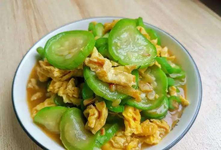 家常丝瓜炒鸡蛋做法,简单的快手菜,鲜嫩可口_氧化_大蒜_颜色