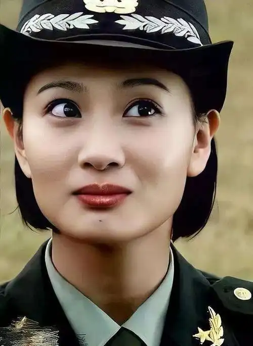 她被吴京带出名,脱下军装美到惊艳,网友知道谢楠的担心了