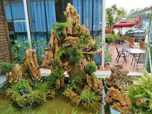 小型别墅庭院假山