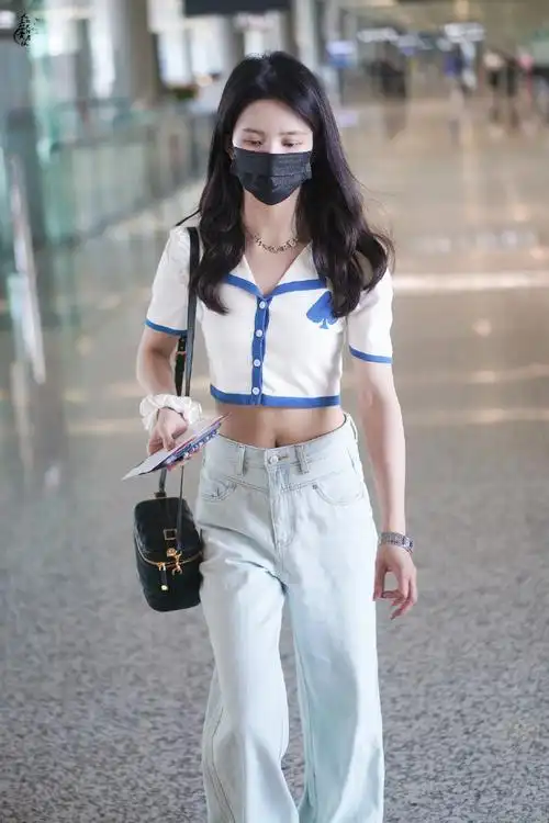 刘些宁今日机场饭拍分享,撞色桃心翻领上衣搭配水洗牛仔裤和老花板鞋