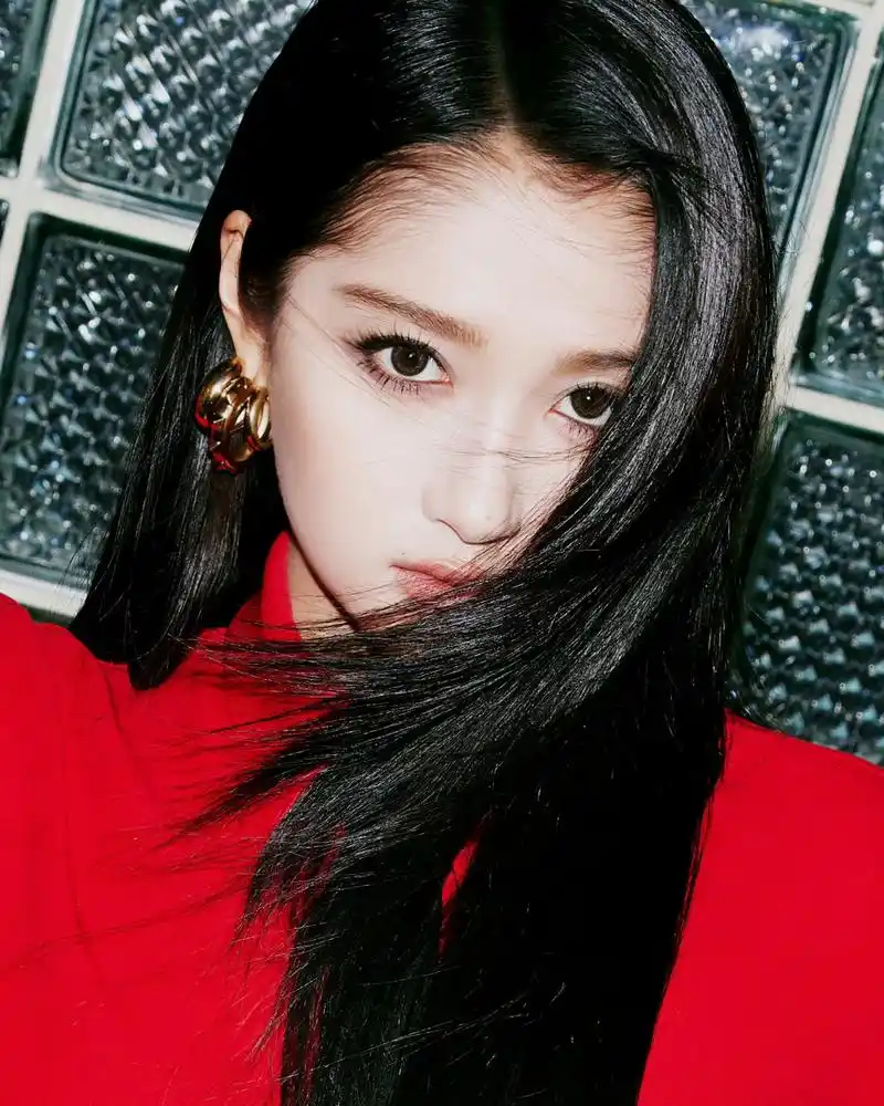 valentino 今天活动,关晓彤穿品牌2023秋冬系列亮相,黑长直发型搭配红