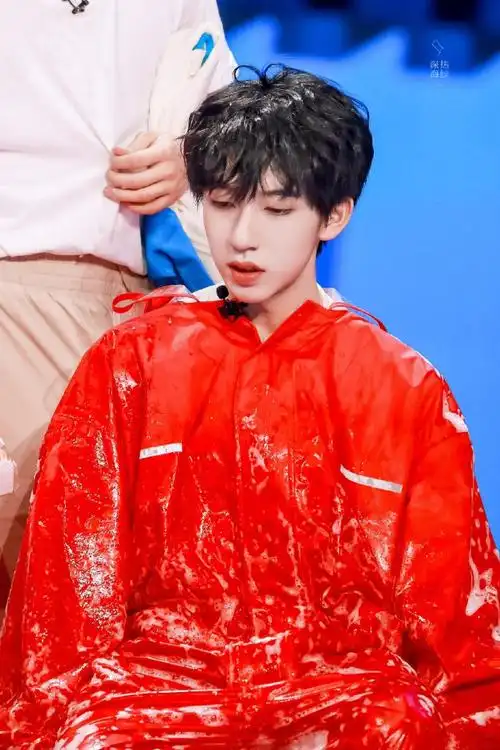 春天到了 小爱心发芽啦 20!@时代少年团-贺峻霖.#贺峻霖 画报颜值#.