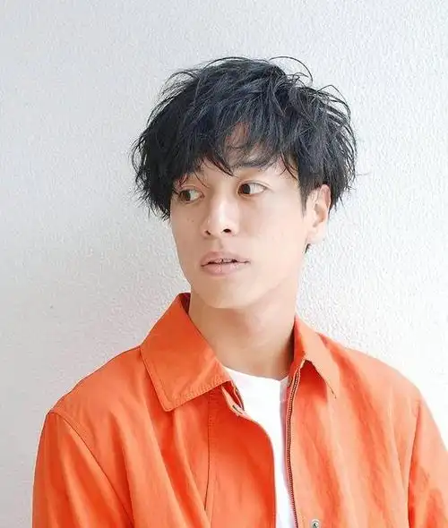 男生长发烫一烫流行又时尚