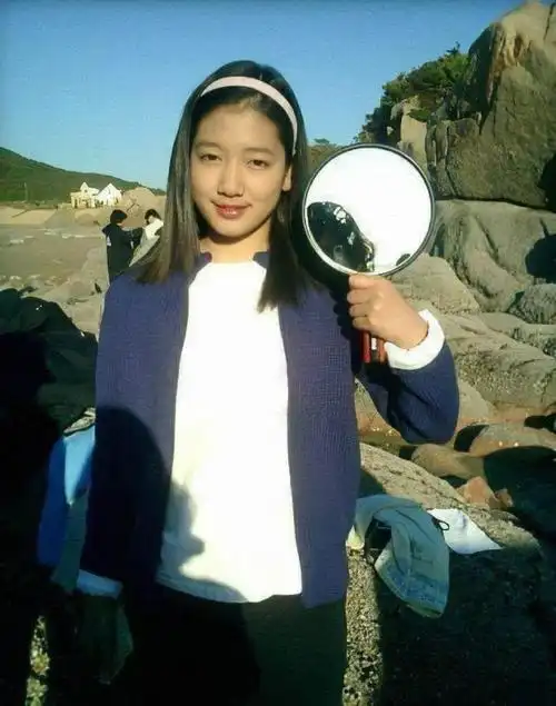 朴信惠老照片儿时与哥哥合照女神颜值靠自己慢慢长出来的