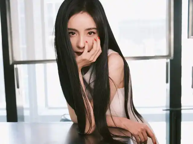 杨幂生图来袭黑长直发型梦回林萧这身材确定是当妈的