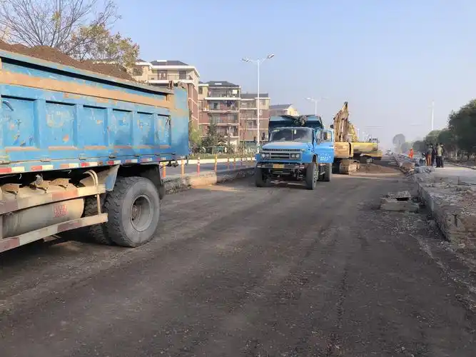 k3十180-k3十440东半幅主车道水稳层铺筑