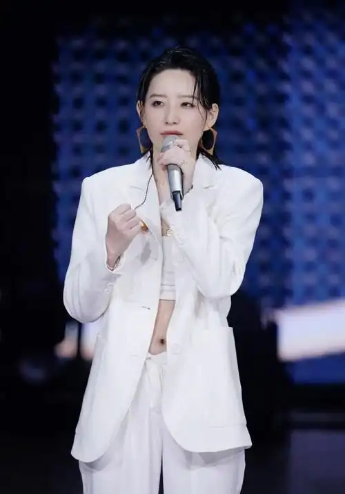 原创当年的《快女》六强,李斯丹妮再参加选秀,唱功依然是硬伤