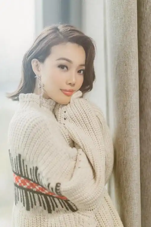 容祖儿慵懒毛衣搭配蛋糕裙美成少女模样,一串星月耳环成最大亮点