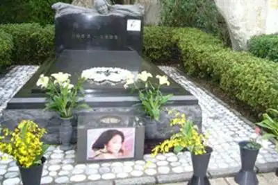民间传言邓丽君墓穴泡水浸成荫尸 怨气煞死兄弟