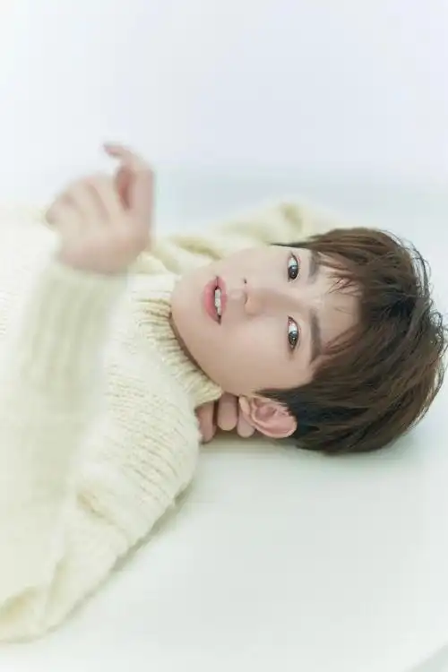 王源超话20岁的这组图一直都存在手机里面 特别喜欢 每次穿毛衣都很