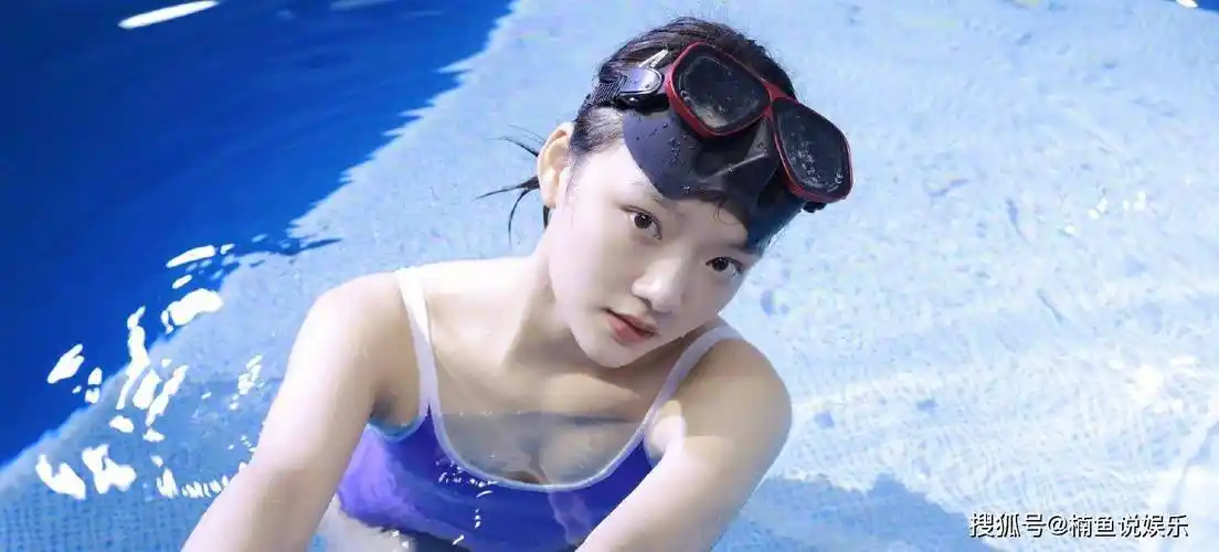 原创22岁美少女任敏晒泳装在水下游泳素颜好漂亮清冷气质扑面而来