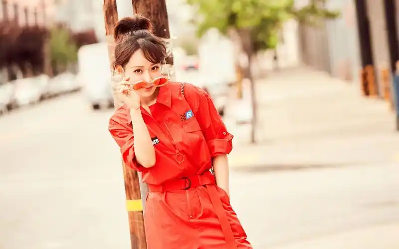 杨紫时尚帅气街拍图片桌面壁纸