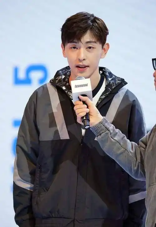 邓伦运动风的造型还挺有学生气的,看起来很显小,很有校草的感觉