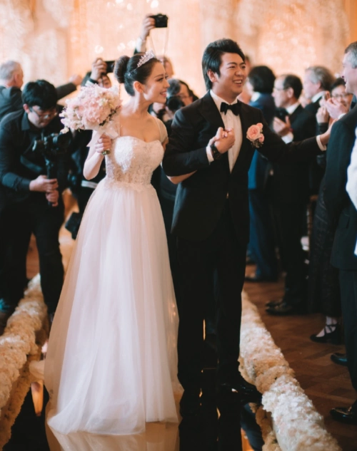 邓伦唐嫣罗晋白百何黄轩郎朗吉娜各捐款100万驰援河南