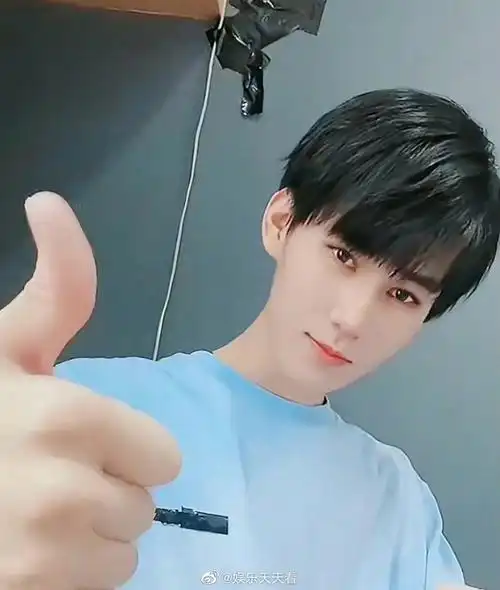 张真源鼓励手势小合集竖起大拇指你就是最棒的崽