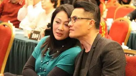 王姬老公照片曝光,节目上故意装作不认识丈夫,主持人都被唬住了