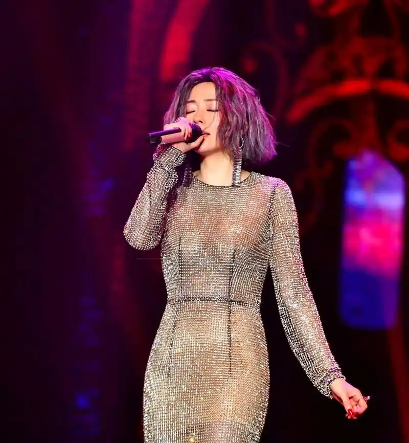 张靓颖身着透视满钻礼服,惊艳了整个场面,这套造型真的太美了!